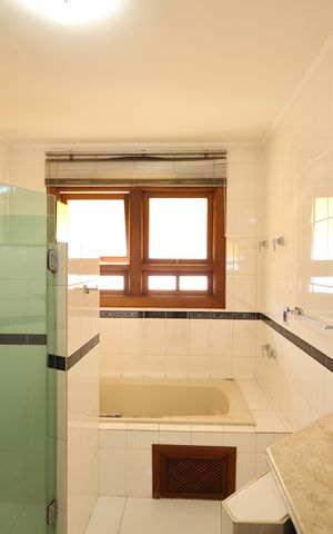 Casa de condomínio para alugar com 853m², 4 quartos e 8 vagasBanheiro da Suíte 2