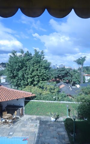 Casa de condomínio para alugar com 853m², 4 quartos e 8 vagasSala mezanino com lareira vista