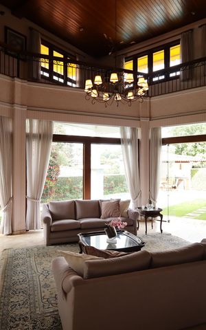 Casa de condomínio para alugar com 853m², 4 quartos e 8 vagasSala de estar com lareira