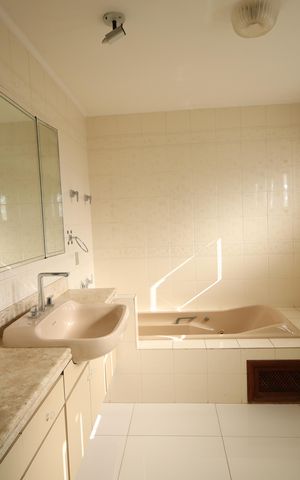 Casa de condomínio para alugar com 853m², 4 quartos e 8 vagasBanheiro da Suíte 3