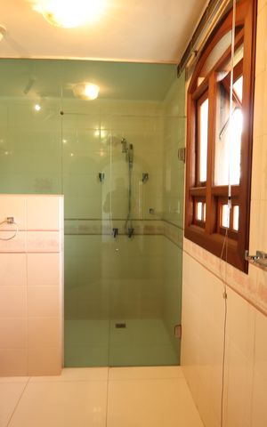 Casa de condomínio para alugar com 853m², 4 quartos e 8 vagasBanheiro da Suíte 3