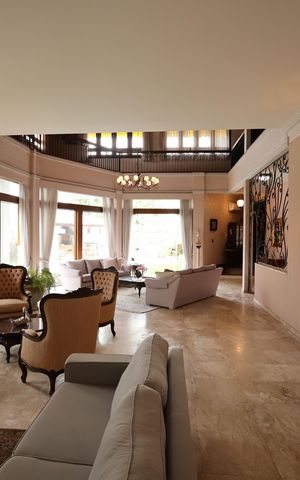 Casa de condomínio para alugar com 853m², 4 quartos e 8 vagasSala de estar com lareira