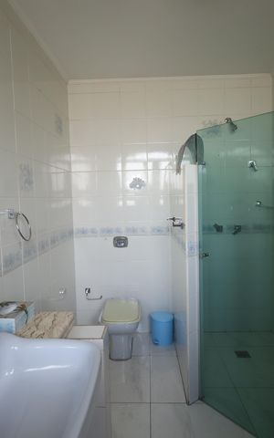 Casa de condomínio para alugar com 853m², 4 quartos e 8 vagasBanheiro da Suíte 4