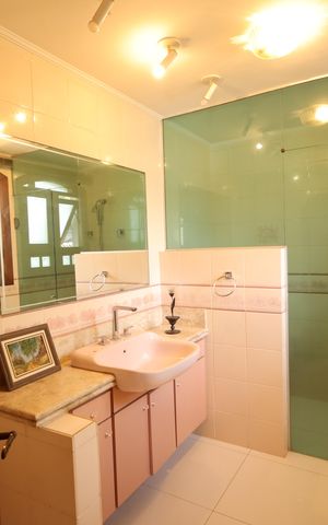 Casa de condomínio para alugar com 853m², 4 quartos e 8 vagasBanheiro da Suíte 3