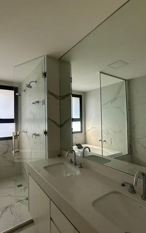 Apartamento para alugar com 245m², 4 quartos e 4 vagas Apartamento para alugar com 245m², 4 quartos e 4 vagasBanheiro 1 da Suíte 1