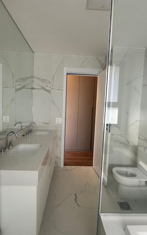 Apartamento para alugar com 245m², 4 quartos e 4 vagas Apartamento para alugar com 245m², 4 quartos e 4 vagasBanheiro 1 da Suíte 1