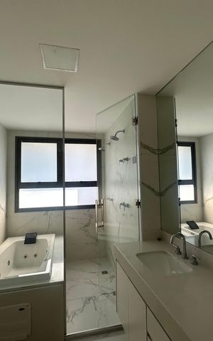 Apartamento para alugar com 245m², 4 quartos e 4 vagas Apartamento para alugar com 245m², 4 quartos e 4 vagasBanheiro 1 da Suíte 1