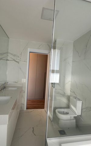 Apartamento para alugar com 245m², 4 quartos e 4 vagas Apartamento para alugar com 245m², 4 quartos e 4 vagasBanheiro 1 da Suíte 1
