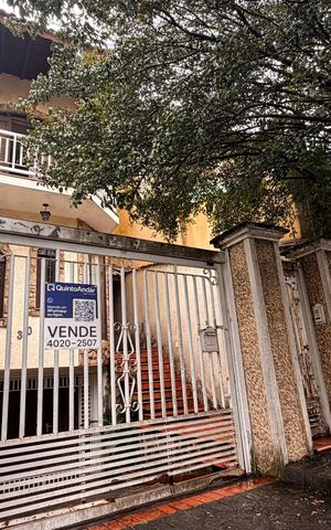 Casa à venda com 256m², 4 quartos e 5 vagasFachada
