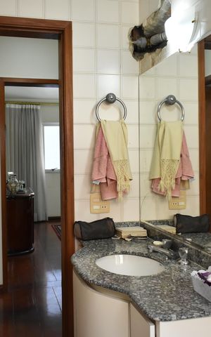 Apartamento à venda com 160m², 4 quartos e 2 vagasBanheiro 1
