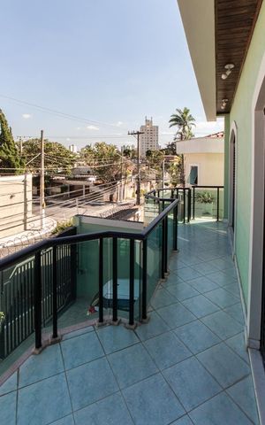 Casa à venda com 250m², 3 quartos e 2 vagas Casa à venda com 250m², 3 quartos e 2 vagasSuíte 2 - Varanda