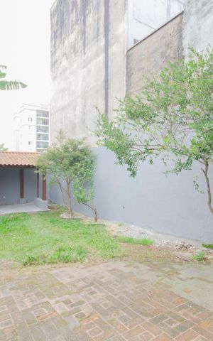 Casa à venda com 420m², 5 quartos e 3 vagas Casa à venda com 420m², 5 quartos e 3 vagasQuintal/Jardim