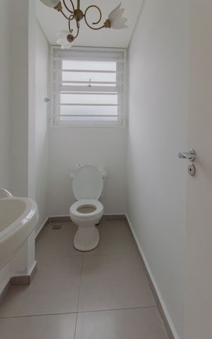 Casa à venda com 420m², 5 quartos e 3 vagas Casa à venda com 420m², 5 quartos e 3 vagasLavabo