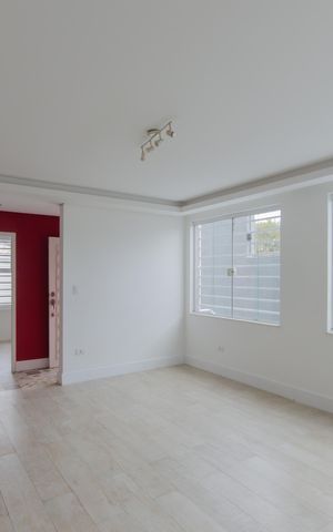 Casa à venda com 420m², 5 quartos e 3 vagas Casa à venda com 420m², 5 quartos e 3 vagasSala