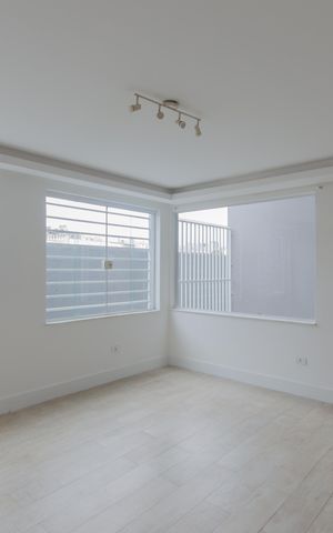 Casa à venda com 420m², 5 quartos e 3 vagas Casa à venda com 420m², 5 quartos e 3 vagasSala