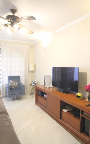 Casa à venda com 130m², 4 quartos e 2 vagasSala