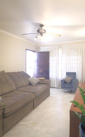 Casa à venda com 130m², 4 quartos e 2 vagasSala