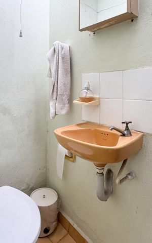 Casa à venda com 300m², 2 quartos e 2 vagas Casa à venda com 300m², 2 quartos e 2 vagasBanheiro de Serviço