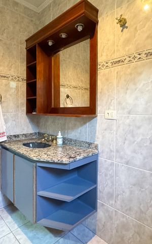 Casa à venda com 300m², 2 quartos e 2 vagas Casa à venda com 300m², 2 quartos e 2 vagasBanheiro Social