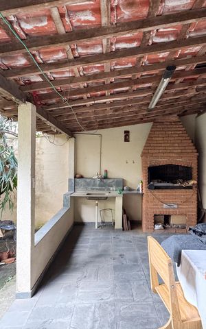 Casa à venda com 300m², 2 quartos e 2 vagas Casa à venda com 300m², 2 quartos e 2 vagasÁrea - Churrasqueira