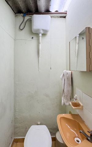 Casa à venda com 300m², 2 quartos e 2 vagas Casa à venda com 300m², 2 quartos e 2 vagasBanheiro de Serviço