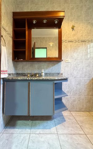 Casa à venda com 300m², 2 quartos e 2 vagas Casa à venda com 300m², 2 quartos e 2 vagasBanheiro Social