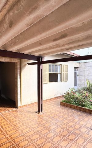 Casa à venda com 300m², 2 quartos e 2 vagas Casa à venda com 300m², 2 quartos e 2 vagasGaragem