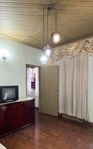 Casa à venda com 300m², 2 quartos e 2 vagas Casa à venda com 300m², 2 quartos e 2 vagasSala