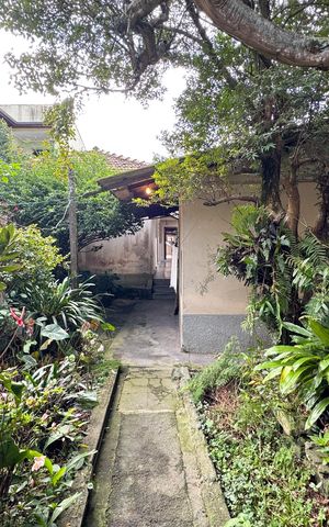 Casa à venda com 300m², 2 quartos e 2 vagas Casa à venda com 300m², 2 quartos e 2 vagasQuintal