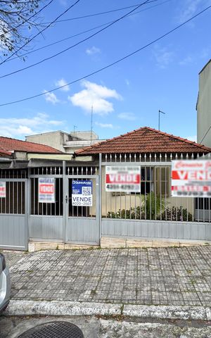 Casa à venda com 300m², 2 quartos e 2 vagas Casa à venda com 300m², 2 quartos e 2 vagasFachada