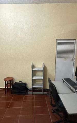 Casa à venda com 250m², 3 quartos e 2 vagas Casa à venda com 250m², 3 quartos e 2 vagasEscritório