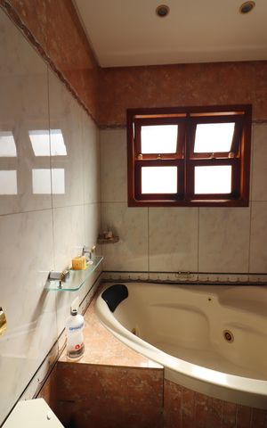 Casa à venda com 210m², 3 quartos e 4 vagasQuarto 1 - Suíte Banheiro 