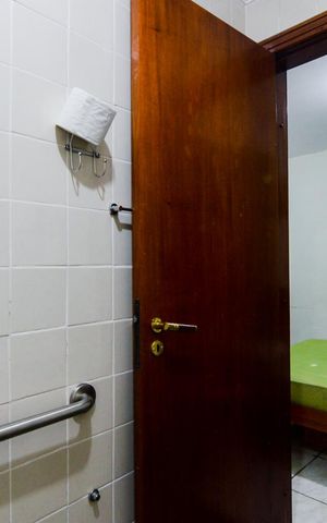 Casa à venda com 340m², 6 quartos e 4 vagasBanheiro do quarto de hóspedes 