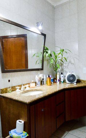 Casa à venda com 340m², 6 quartos e 4 vagasCasa 2 - Banheiro social 