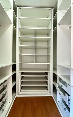 Casa à venda com 240m², 3 quartos e 4 vagas Casa à venda com 240m², 3 quartos e 4 vagasCloset da suíte