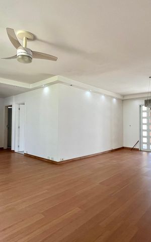 Casa à venda com 240m², 3 quartos e 4 vagas Casa à venda com 240m², 3 quartos e 4 vagasSala
