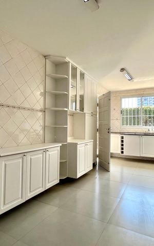Casa à venda com 240m², 3 quartos e 4 vagas Casa à venda com 240m², 3 quartos e 4 vagasCozinha