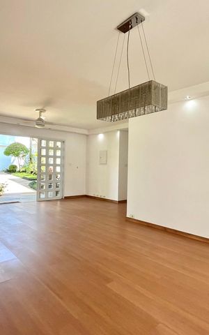Casa à venda com 240m², 3 quartos e 4 vagas Casa à venda com 240m², 3 quartos e 4 vagasSala