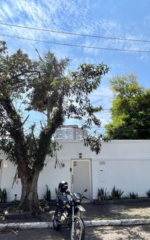 Casa à venda com 240m², 3 quartos e 4 vagas Casa à venda com 240m², 3 quartos e 4 vagasFachada
