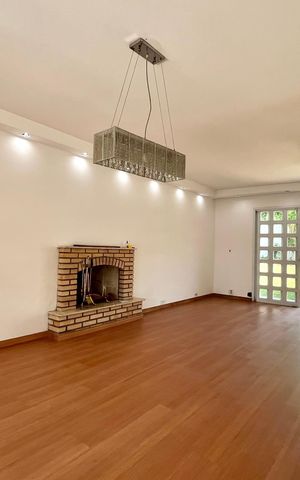 Casa à venda com 240m², 3 quartos e 4 vagas Casa à venda com 240m², 3 quartos e 4 vagasSala