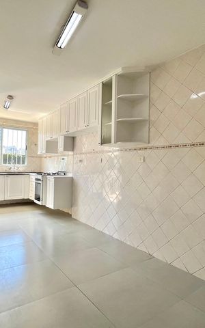Casa à venda com 240m², 3 quartos e 4 vagas Casa à venda com 240m², 3 quartos e 4 vagasCozinha