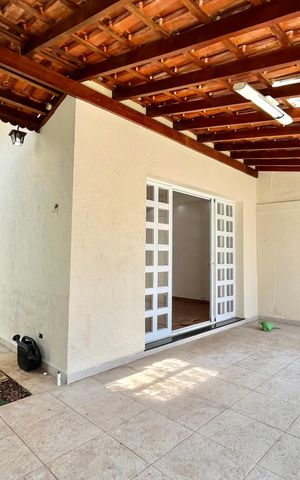Casa à venda com 240m², 3 quartos e 4 vagas Casa à venda com 240m², 3 quartos e 4 vagasVaranda