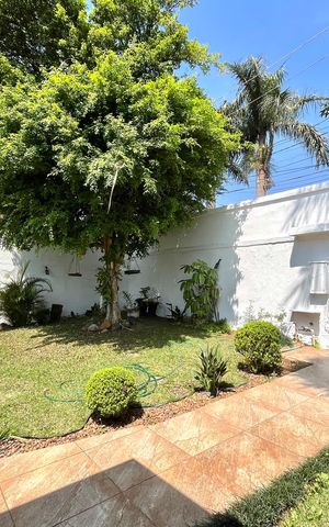 Casa à venda com 240m², 3 quartos e 4 vagas Casa à venda com 240m², 3 quartos e 4 vagasÁrea externa