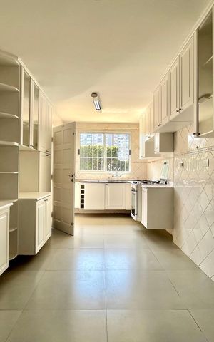 Casa à venda com 240m², 3 quartos e 4 vagas Casa à venda com 240m², 3 quartos e 4 vagasCozinha
