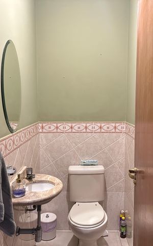 Casa de condomínio à venda com 290m², 3 quartos e 2 vagasLavabo