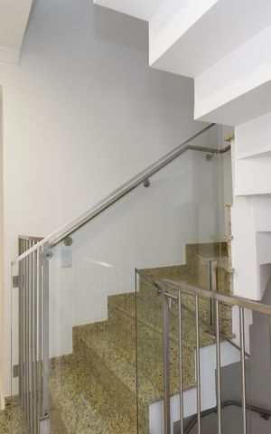 Casa à venda com 211m², 3 quartos e 3 vagasEscadas