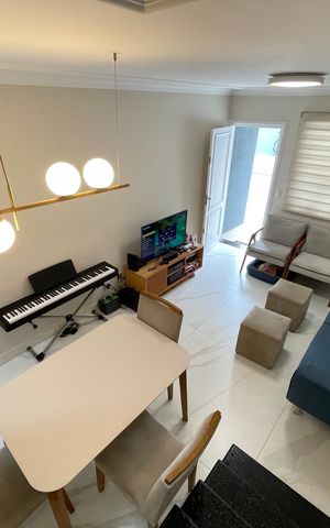 Casa à venda com 110m², 2 quartos e 2 vagas Casa à venda com 110m², 2 quartos e 2 vagasSala