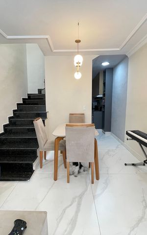 Casa à venda com 110m², 2 quartos e 2 vagas Casa à venda com 110m², 2 quartos e 2 vagasSala