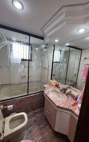 Apartamento à venda com 242m², 4 quartos e 3 vagas Apartamento à venda com 242m², 4 quartos e 3 vagasBanheiro social