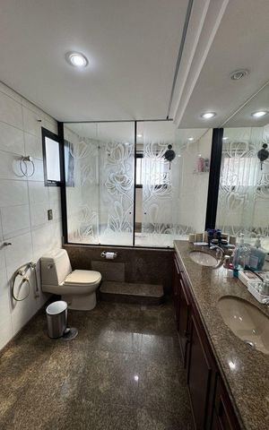 Apartamento à venda com 242m², 4 quartos e 3 vagas Apartamento à venda com 242m², 4 quartos e 3 vagasBanheiro da Suíte